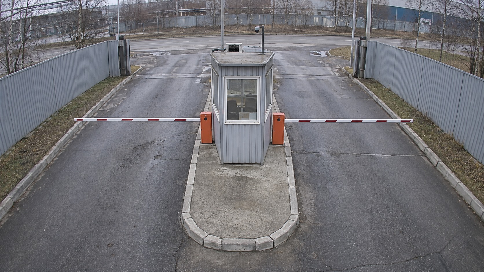 Въезд на территорию со шлагбаумами, посторонних нет.