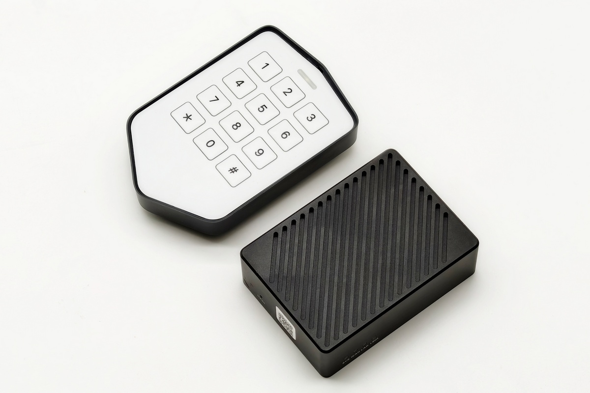 MyAlarm Агент рядом с охранной клавиатурой
